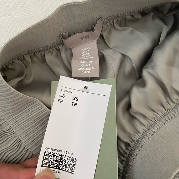 brand new H&M PLEATED SKIRT - Picture 2 of 3